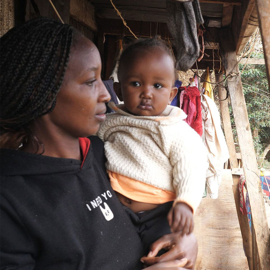 ケニア　スラムの小さな部屋に住む彼女は、誰の助けもなく、自宅の床で出産した
