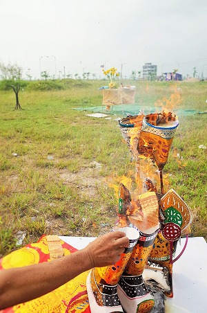 式の最後、催事のお飾りは燃やして天に帰します。